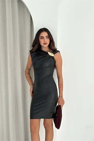 Kadın taş detaylı asimetrik yaka deri elbise DPK4385