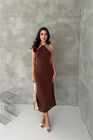 Kadın kahverengi sırt dekolteli metal yaka midi elbise DPK4543