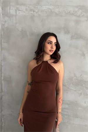 Kadın kahverengi sırt dekolteli metal yaka midi elbise DPK4543