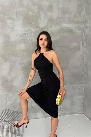 Kadın siyah sırt dekolteli metal yaka midi elbise DPK4543