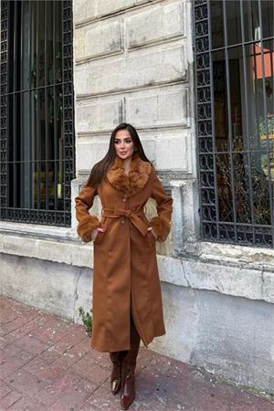 Neşeli butik kadın taba bilek ve yaka kürk detaylı tam boy kaşe kaban NBSTR1033