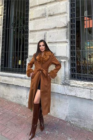 Neşeli butik kadın taba bilek ve yaka kürk detaylı tam boy kaşe kaban NBSTR1033