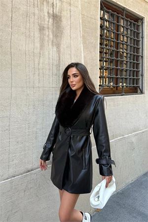 Neşeli butik kadın yaka kürk detaylı düğmeli kemerli kısa deri kaban NBSTR1009