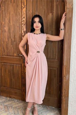 Kadın pudra drapeli gold toka detaylı midi boy elbise DPMY3892