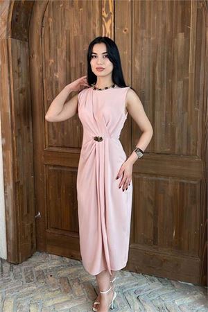 Kadın pudra drapeli gold toka detaylı midi boy elbise DPMY3892