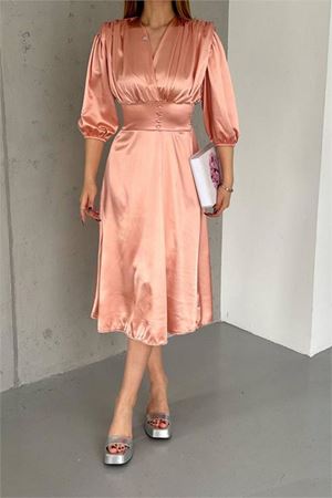 Neşeli butik kadın pudra vatkalı düğme detaylı saten elbise NBK2070