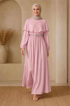 Neşeli butik kadın pembe bel zincir kemerli pelerin detaylı premium tesettür elbise NBELB015