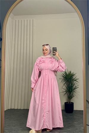 Neşeli butik kadın pembe belden oturtmalı çiçek detaylı premium tesettür elbise NBVQ4933