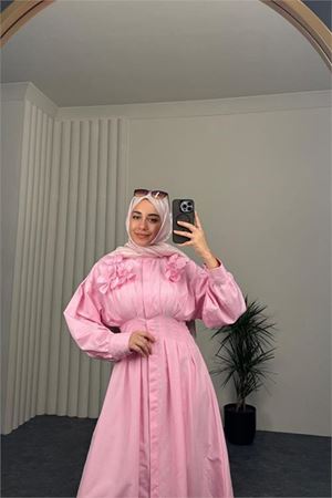 Neşeli butik kadın pembe belden oturtmalı çiçek detaylı premium tesettür elbise NBVQ4933