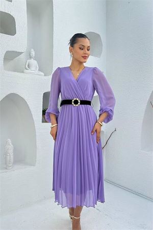 Kadın kemer detaylı kruvaze yaka piliseli lila midi elbise