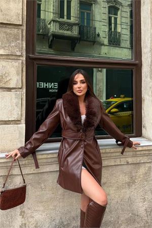 Neşeli butik kadın yaka kürk detaylı düğmeli kemerli kısa deri kaban NBSTR1009