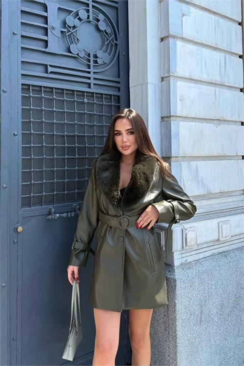 Neşeli butik kadın yaka kürk detaylı düğmeli kemerli kısa deri kaban NBSTR1009