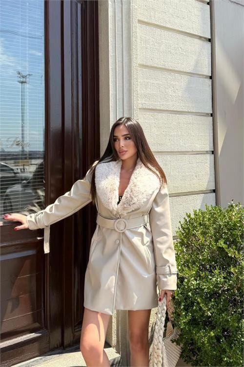 Kadın yaka kürk detaylı düğmeli kemerli kısa deri kaban DPSTR1009
