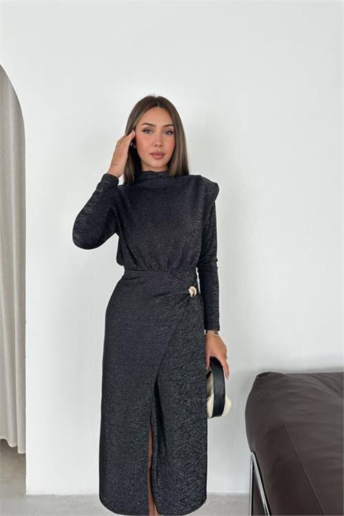 Kadın siyah drapeli gold tokalı ışıltılı yırtmaç detaylı midi elbise DPK5016