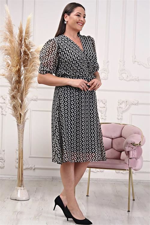 Neşeli butik kadın kruvaze yaka midi boy büyük beden desenli şifon elbise NB80622