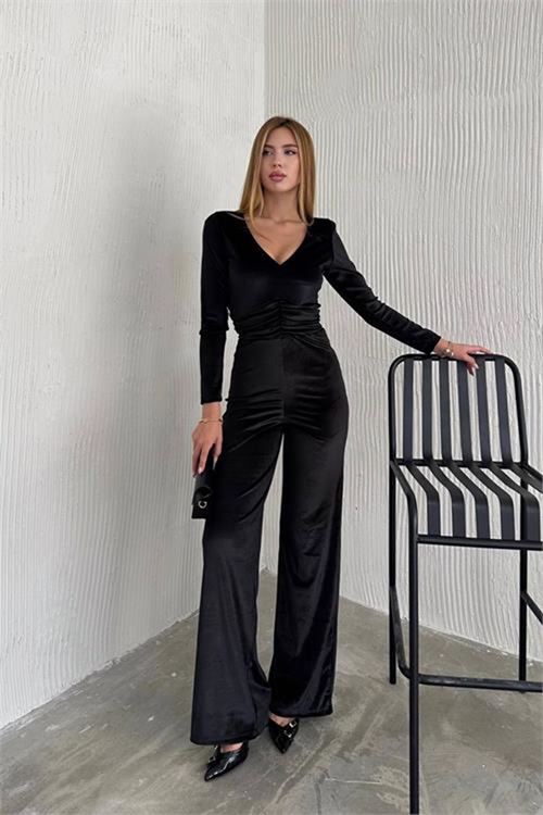 Neşeli butik kadın V-yaka büzgü detaylı kadife tulum NBK2197