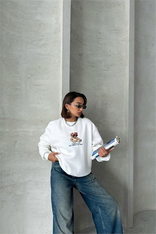 Neşeli butik kadın ekru içi pamuklu nakış detaylı sweat NBG035