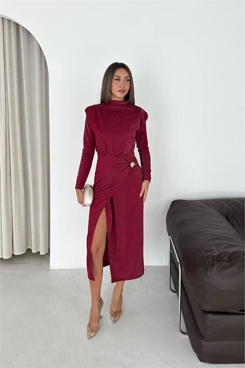Neşeli butik kadın bordo drapeli gold tokalı ışıltılı yırtmaç detaylı midi elbise NBK5016