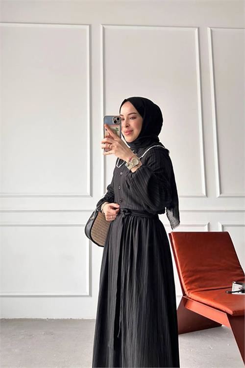Neşeli butik kadın siyah fırfırlı yaka astarlı tesettür elbise NMS062