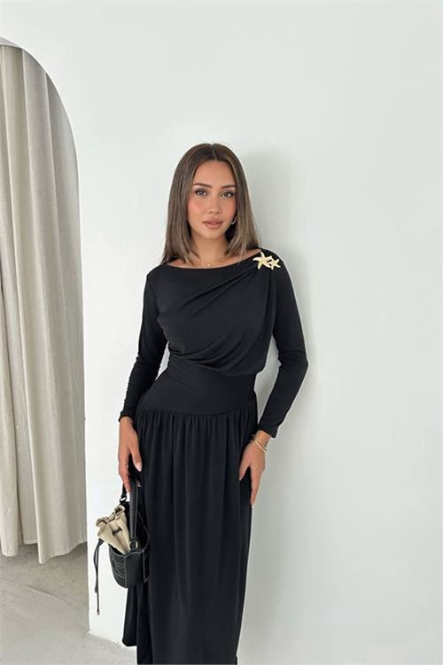 Neşeli butik kadın siyah broş detaylı sandy kumaş drapeli midi boy elbise NBK5011