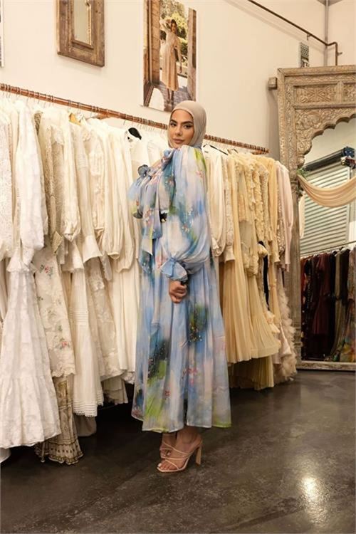 Neşeli butik kadın yakası bağlama detaylı tesettür şifon elbise NBMS2336