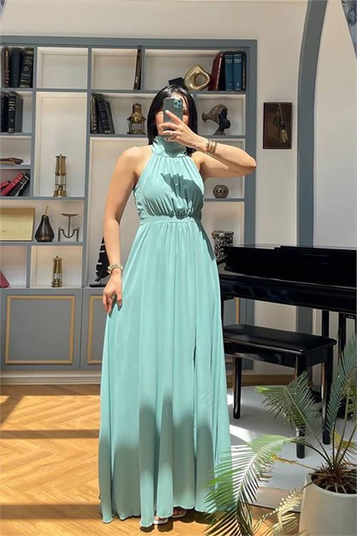 Neşeli butik kadın halter yaka yırtmaç detaylı uzun şifon elbise NBNY3737