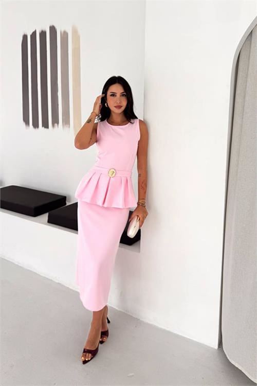 Neşeli butik kadın pembe kolsuz peplum kesim midi boy kemer tokalı elbise NBK4640