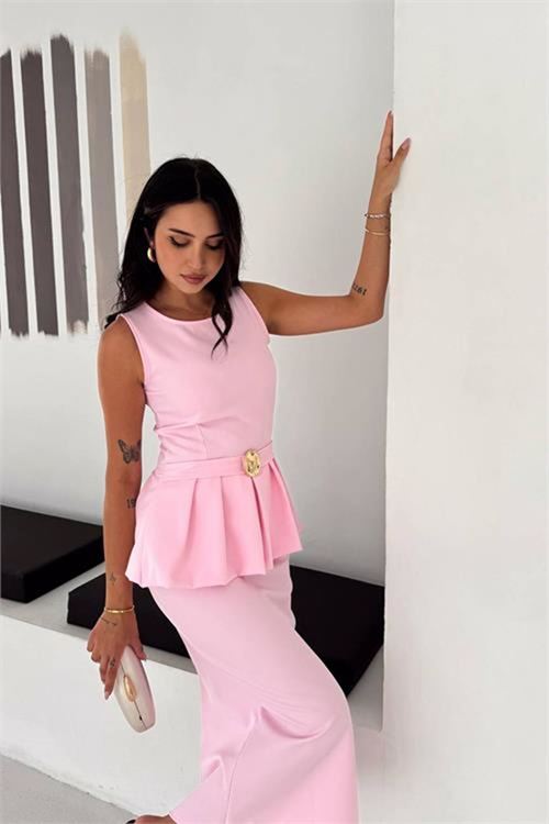 Neşeli butik kadın pembe kolsuz peplum kesim midi boy kemer tokalı elbise NBK4640