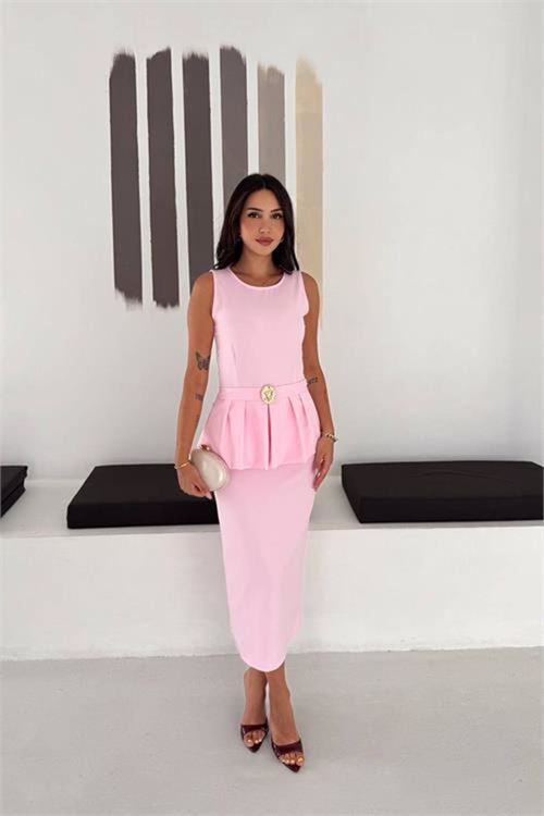 Neşeli butik kadın pembe kolsuz peplum kesim midi boy kemer tokalı elbise NBK4640