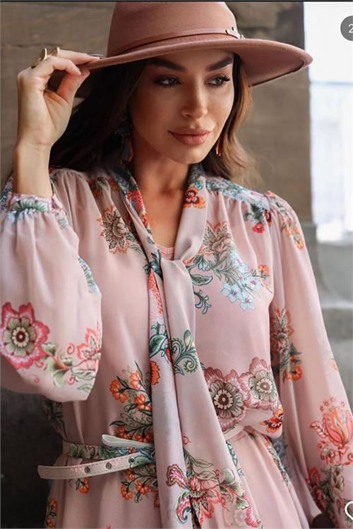Neşeli butik kadın desenli asimetrik kemerli uzun şifon elbise NBEMP2718