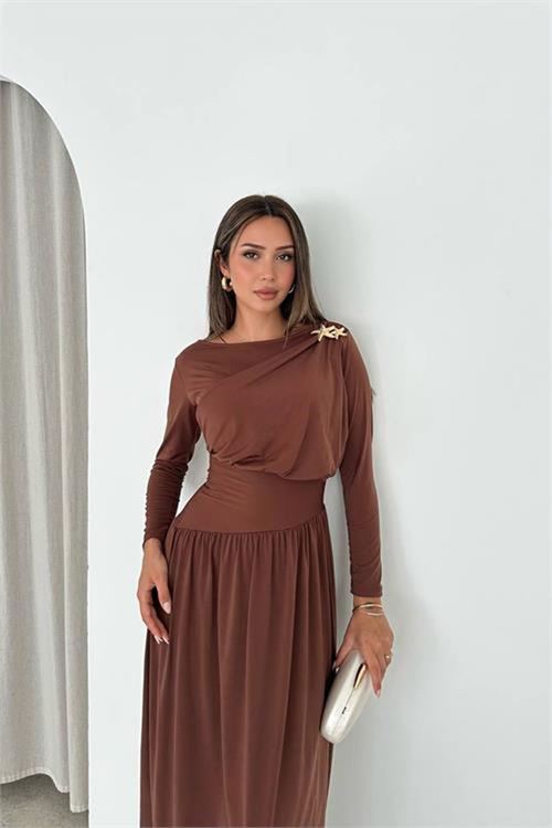 Neşeli butik kadın kahverengi broş detaylı sandy kumaş drapeli midi boy elbise NBK5011