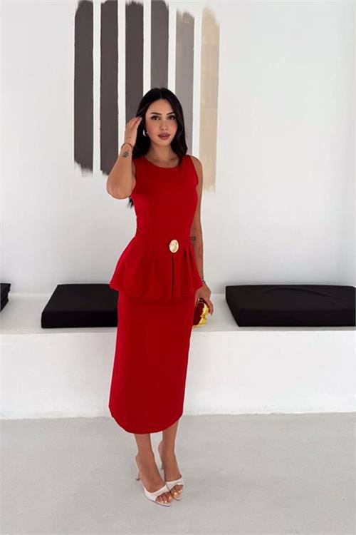 Neşeli butik kadın kırmızı kolsuz peplum kesim midi boy kemer tokalı elbise NBK4640