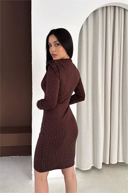 Neşeli butik kadın kahverengi dik yaka vatkalı taş detaylı mini elbise NBK5001
