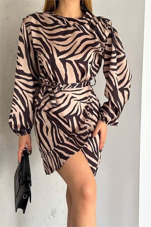Neşeli butik kadın desenli mini boy kuşaklı saten elbise NBKKLF20211