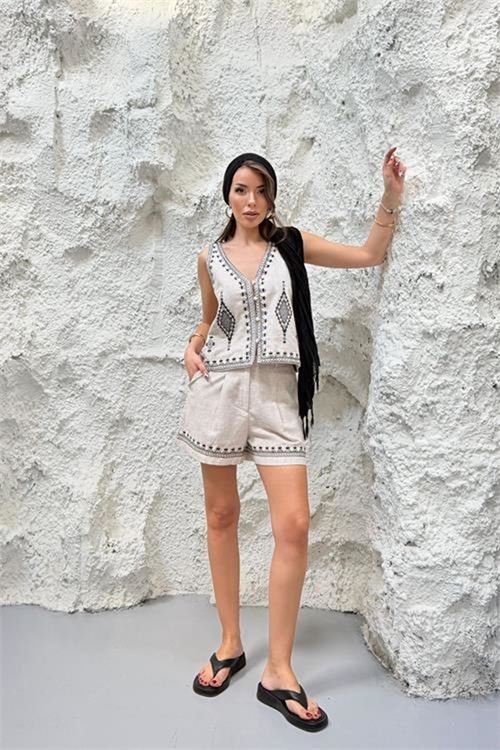 Neşeli butik kadın bej keten kumaş nakış detaylı yelek şort ikili yazlık takım NBNP032