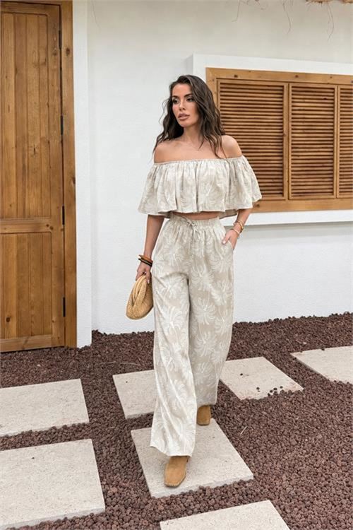 Neşeli butik kadın bej desenli madonna yaka volanlı bluz pantolon ikili yazlık takım NBNP035