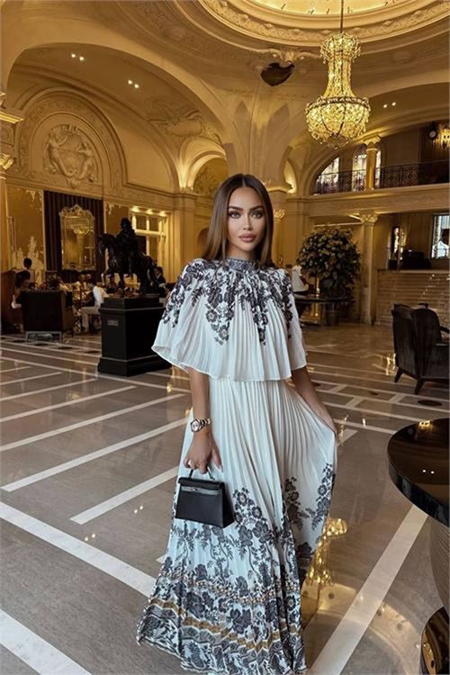 Neşeli butik kadın beyaz piliseli pelerin detaylı saten kumaş tasarım elbise NBEMP2877