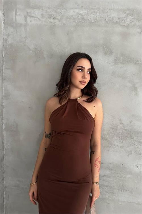 Kadın kahverengi sırt dekolteli metal yaka midi elbise DPK4543