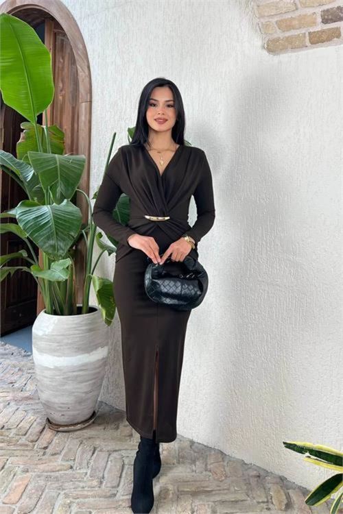 Kadın kahverengi gold aksesuarlı yırtmaçlı midi boy krep elbise DPMY3862