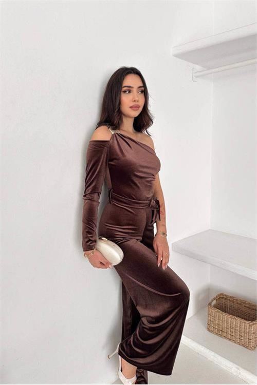 Kadın kahverengi kuşaklı tek omuz kadife kumaş tulum DPK068
