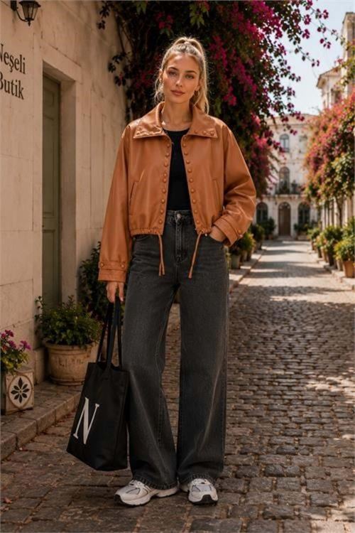 Kadın modern duruşlu çıtçıt detaylı oversize suni deri ceket DPHT02
