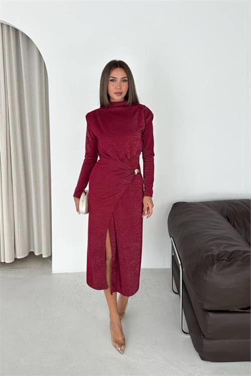 Kadın bordo drapeli gold tokalı ışıltılı yırtmaç detaylı midi elbise DPK5016