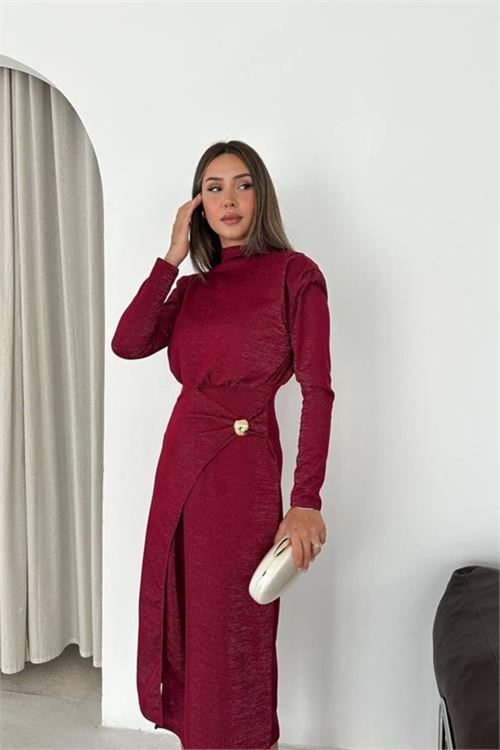 Kadın bordo drapeli gold tokalı ışıltılı yırtmaç detaylı midi elbise DPK5016