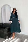 kadın zümrüt yeşil piliseli kemerli şifon elbise DPK3028