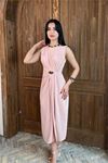 Kadın pudra drapeli gold toka detaylı midi boy elbise DPMY3892