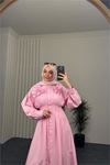 Neşeli butik kadın pembe belden oturtmalı çiçek detaylı premium tesettür elbise NBVQ4933