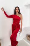 Kadın kırmızı kuşaklı tek omuz kadife kumaş tulum DPK068
