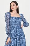 Neşeli butik kadın indigo desenli kare yaka gipeli şifon elbise NB10036