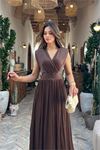 Neşeli butik kadın kahverengi kruvaze yaka maxi boy premium elbise RYMY4057