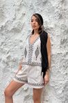 Neşeli butik kadın bej keten kumaş nakış detaylı yelek şort ikili yazlık takım NBNP032